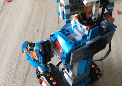 LEGO Boost Modell Vernie aufgebaut (hinten).