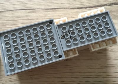 Der LEGO Boost Move Hub von oben.