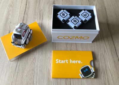 Cozmo und die Lichtwürfel in der Verpackung