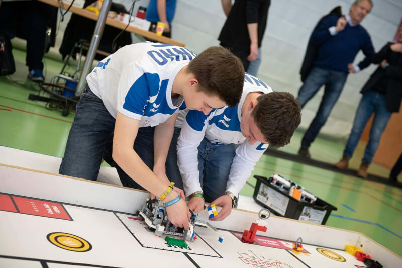 Zwei Mitglieder des Siegerteams „Annonianer“ beim Umbau ihres Roboters während die Zeit läuft. Foto: zdi