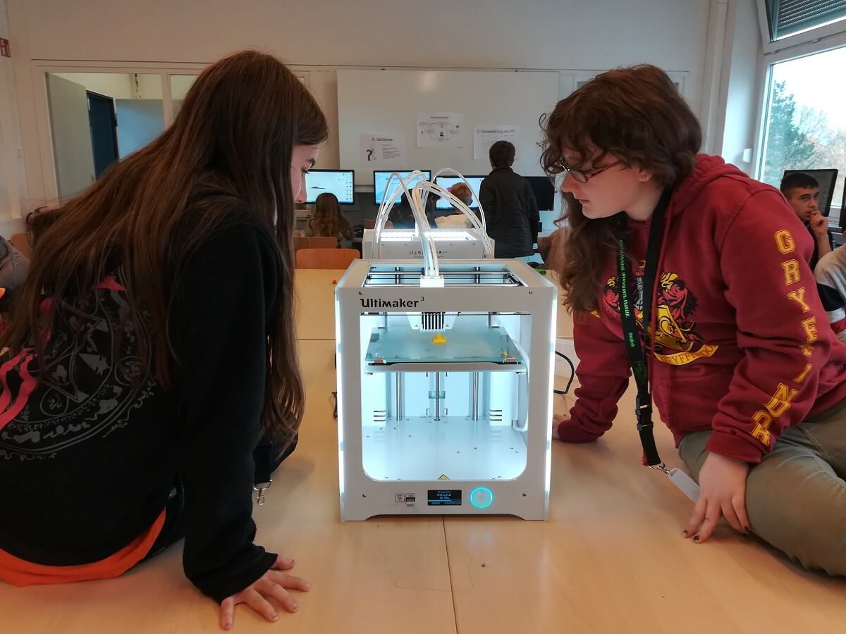 Zwei Teilnehmerinnen eines 3D-Druck-Kurses Zwei Teilnehmerinnen eines 3D-Druck-Kurses