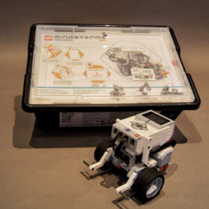 Der aufgebaute LEGO® Mindstorms EV3 mit der zugehörigen Box