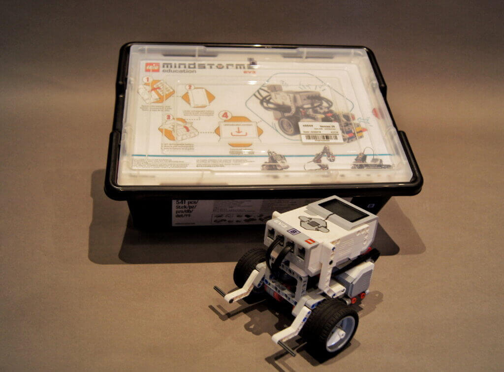 Der aufgebaute LEGO® Mindstorms EV3 mit der zugehörigen Box