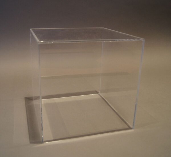 leere Messhaube aus Plexiglas zur Überprüfung der Robotermaße für die Regular Category der WRO