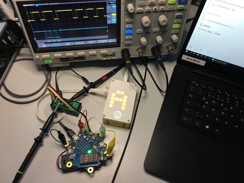 Die SPIKE-Adapterplatine im Einsatz zur Verbindung von SPIKE und Calliope mini