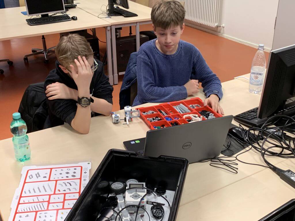 Zwei Teilnehmer*innen bei einem EV3-Workshop