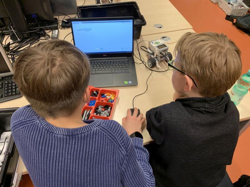 Zwei Schüler bei einem Robotik-Kurs von brickobotik