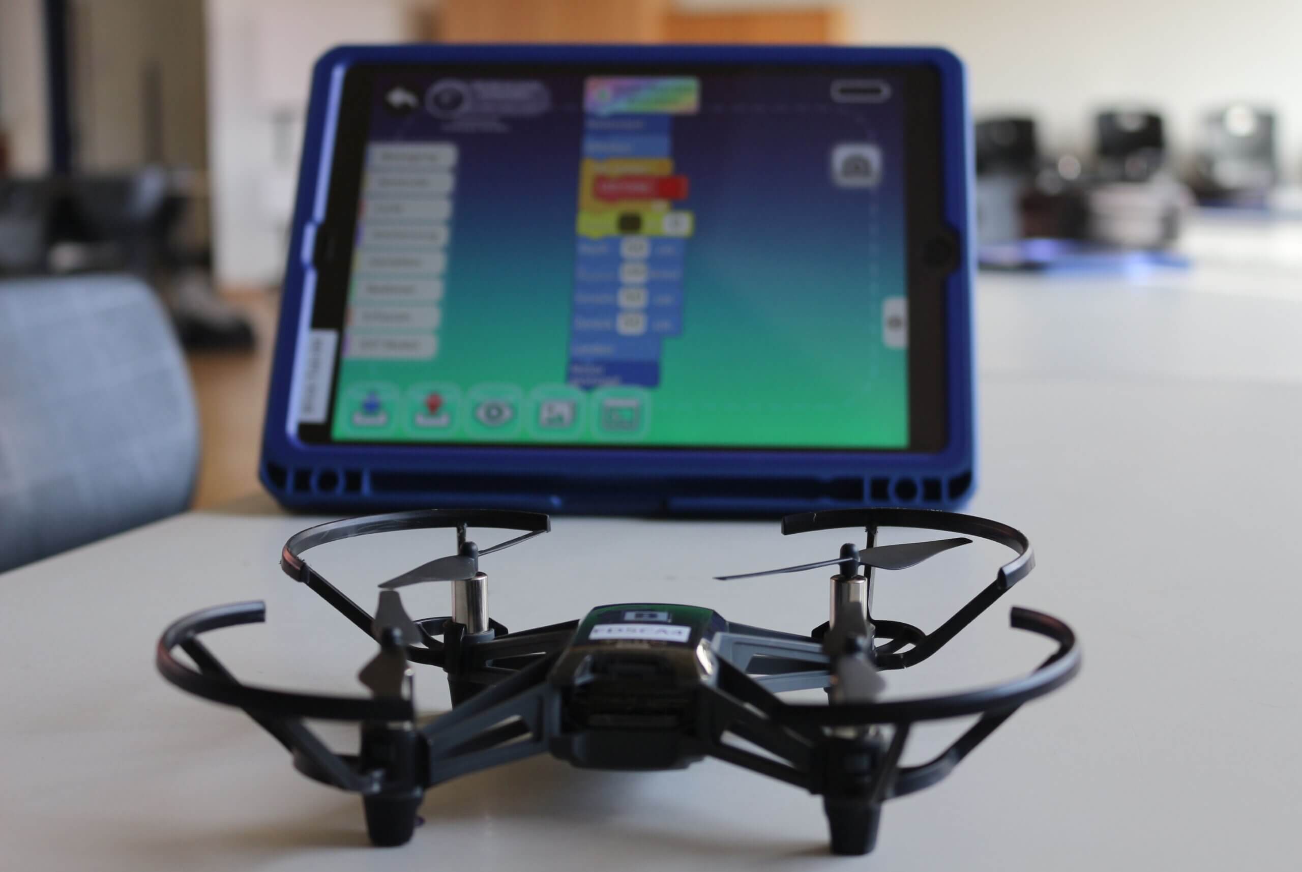 Drohne und Tablet mit der Drohnen-App bei einem Drohnen-Workshop