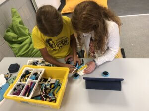 Zwei Mädchen bei einem Robotik-Workshop von brickobotik